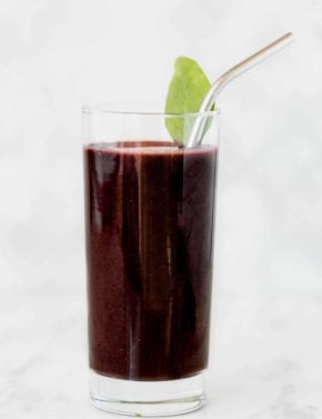 Healthy Acai Smoothie with carrots, spinach, blueberries, and chia seeds.