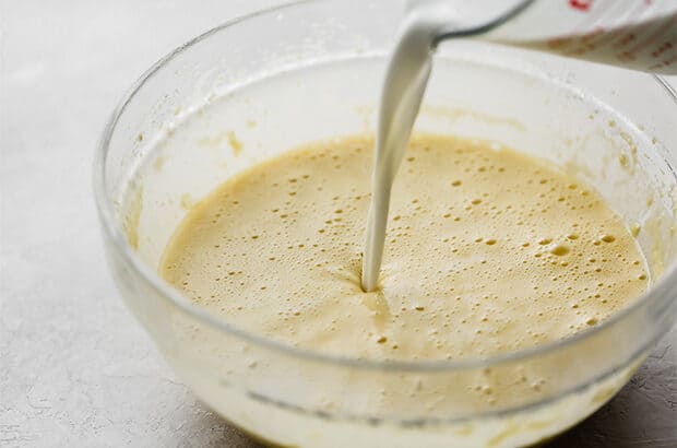 Le lait est versé dans la pâte à crêpes anglaise.