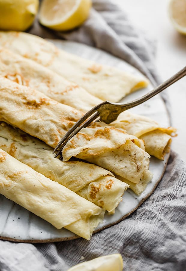 Une fourchette découpant des crêpes anglaises.