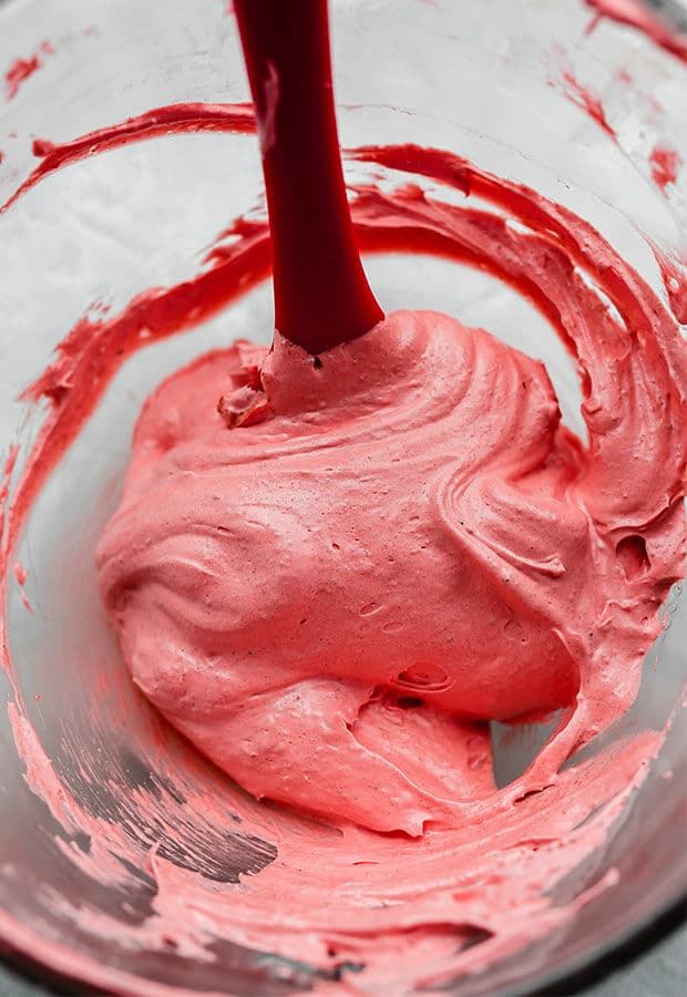 Pâte à macarons en velours rouge dans un bol en verre.