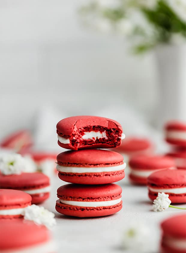 3 macaroane de Catifea rosie stivuite una peste alta.