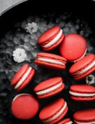 Macarons de velours rouge sur fond métallique.