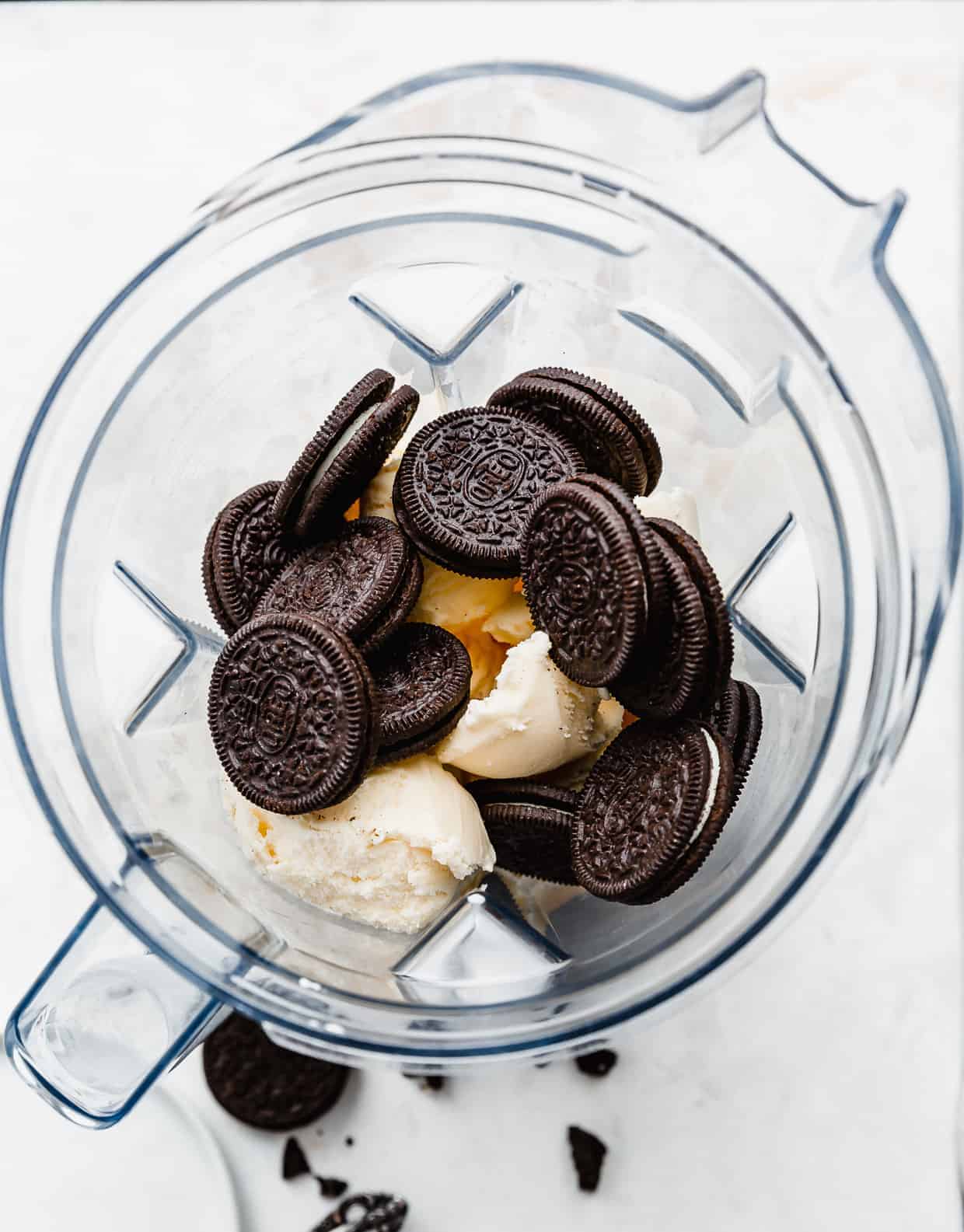 Ingredients used to make an Oreo milkshake in a blender.