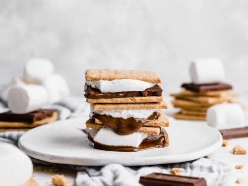 Microwave S'mores Maker, Gooey marshmallows AND crisp graham crackers?  Finally a PERFECT microwave s'more! 😍 Get the Microwave S'mores Maker  here:  (We, By Food Network