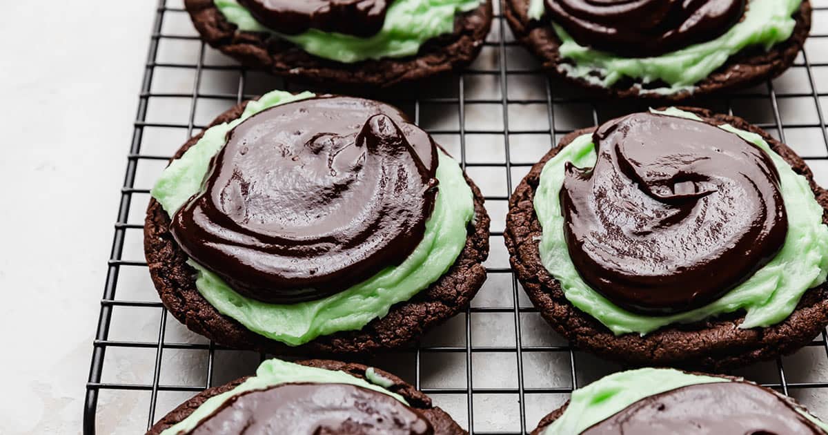 crumbl chocolate mint cookie