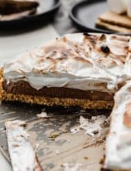 The best S'mores tart recipe made with chocolate pudding and homemade toasted marshmallow cream.